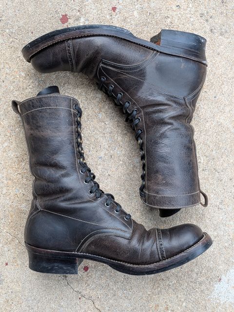 Photo by mari on January 1, 2026 of the Caswell Boot Company Caswell x Fortis Munson in Gallun Charcoal Teton Stag.