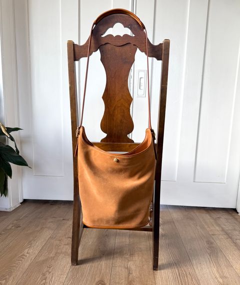 Photo by Dear_suzie on November 4, 2025 of the Dear Suzie Bucket Tote in Suede Tan.