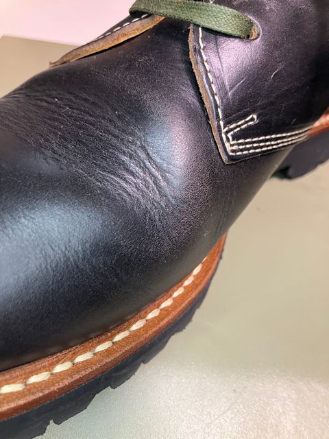 Photo by maru on December 4, 2024 of the Danner Moreland Oxford in Horween Black Chromexcel.