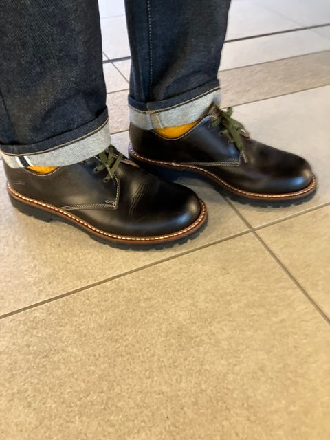 Photo by maru on February 15, 2025 of the Danner Moreland Oxford in Horween Black Chromexcel.