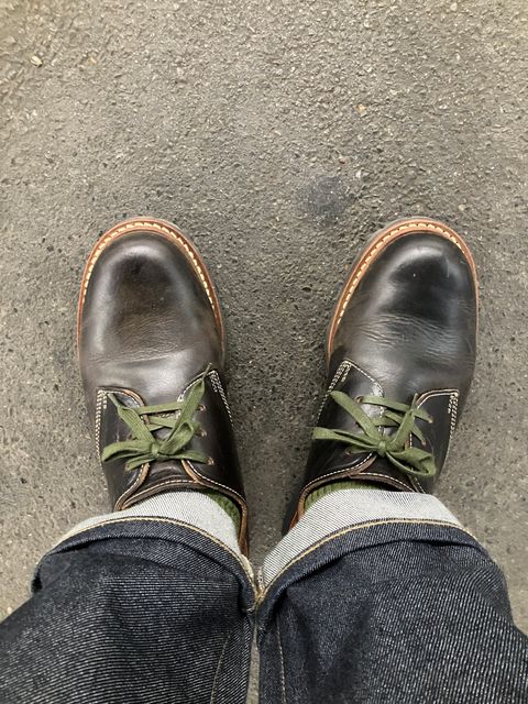 Photo by maru on February 17, 2025 of the Danner Moreland Oxford in Horween Black Chromexcel.