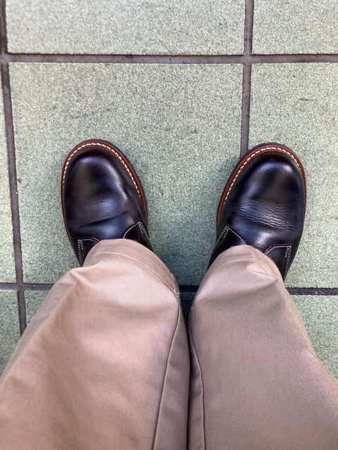 Photo by maru on May 7, 2025 of the Danner Moreland Oxford in Horween Black Chromexcel.