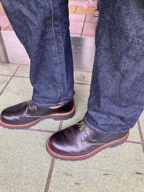Photo by maru on April 18, 2025 of the Danner Moreland Oxford in Horween Black Chromexcel.