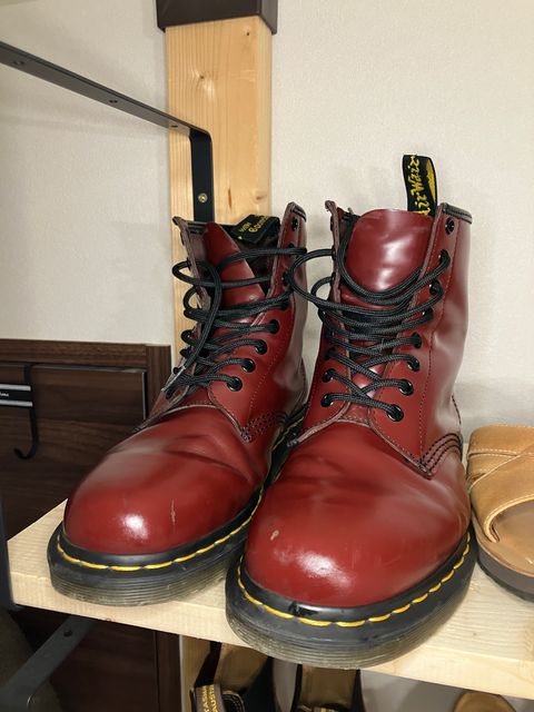 Photo by maru on May 5, 2025 of the Dr. Martens 1460 8Hole Boots in Dr. Martens Smooth Leather Cherry Red.