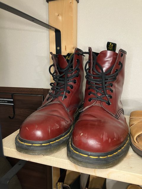 Photo by maru on May 5, 2025 of the Dr. Martens 1460 8Hole Boots in Dr. Martens Smooth Leather Cherry Red.