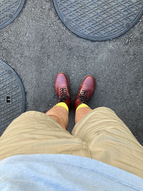 Photo by maru on July 26, 2025 of the Dr. Martens 1460 8Hole Boots in Dr. Martens Smooth Leather Cherry Red.