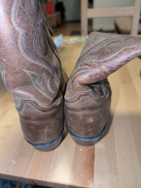 Photo by alkemest on March 23, 2025 of the Tony Lama Vintage 80s Tony Lamas in Unknown Leather.