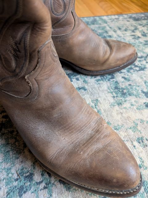 Photo by alkemest on March 23, 2025 of the Tony Lama Vintage 80s Tony Lamas in Unknown Leather.