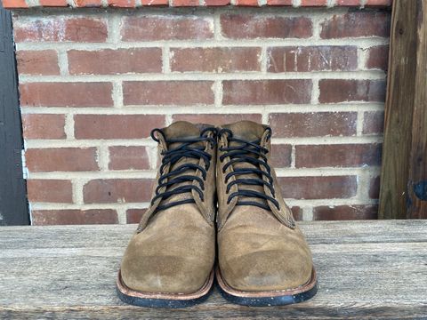 Photo by jacobjanes on December 2, 2025 of the Red Wing Merchant 8062 in S.B. Foot Olive Mohave Roughout.