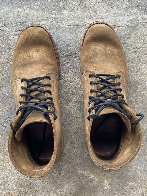 Photo by jacobjanes on December 2, 2025 of the Red Wing Merchant 8062 in S.B. Foot Olive Mohave Roughout.
