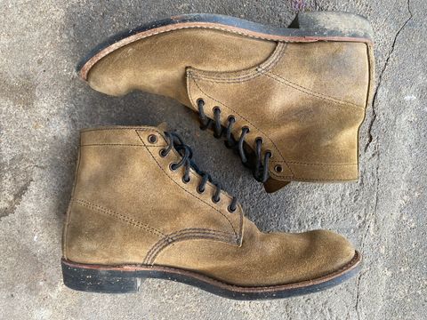 Photo by jacobjanes on January 5, 2026 of the Red Wing Merchant 8062 in S.B. Foot Olive Mohave Roughout.