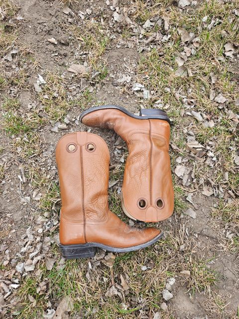 Photo by Jakesleather1505 on April 2, 2026 of the Hondo Boots 7875 in Veg Retan.