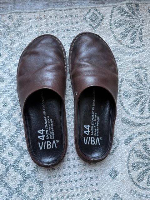 Photo by peckinpaws on April 11, 2026 of the Vibae Roma in Cocoa Brown.
