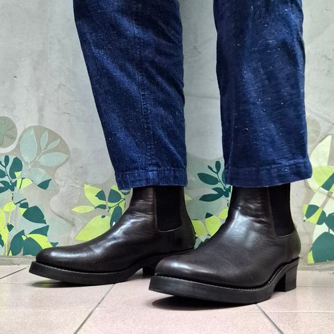 Photo by ryanpiyo on July 13, 2025 of the Addict Boots AB-03 Chelsea Boots in Brown Horsehide.