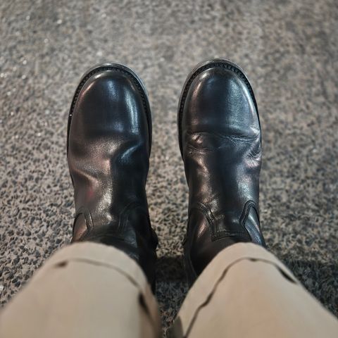 Photo by ryanpiyo on July 31, 2025 of the Addict Boots AB-05 Zip Western Boots in Black Dye-Finished Horsehide.