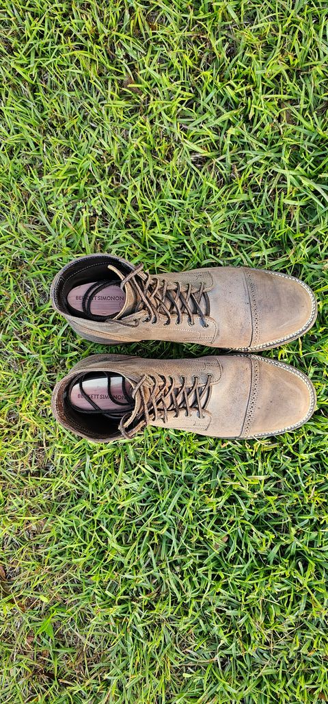 Photo by tastyporkbuns on April 29, 2025 of the Viberg Service Boot BCT in Maryam 1071 Rovescio Sego Horsebutt.