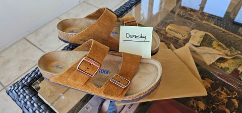 Photo by tastyporkbuns on October 11, 2024 of the Birkenstock Arizona in Mink Suede.