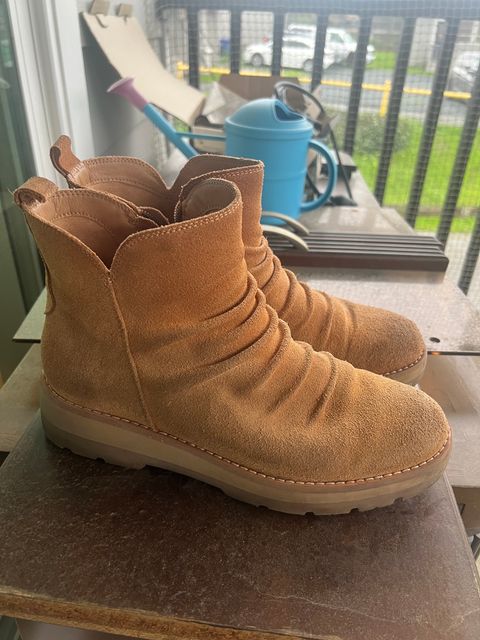 Photo by fenhems on January 5, 2026 of the earth et yonder in light brown 230 roughout.