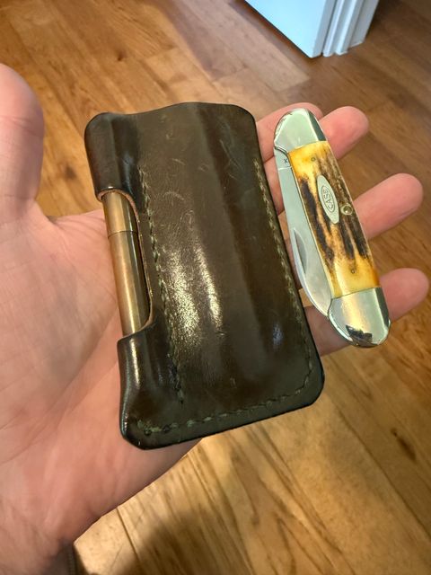Photo by BootScootBougie on October 20, 2025 of the One Star Leather Goods EDC-1 in Wickett & Craig Olive Traditional Harness.