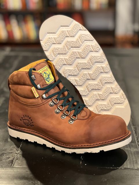 Photo by beerdlife on February 10, 2026 of the Jim Green Razorback Composite Toe in Fudge Crazy Horse.