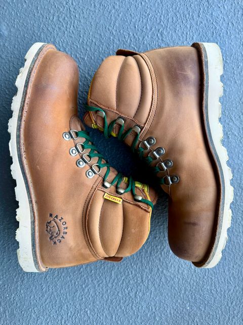 Photo by beerdlife on March 5, 2026 of the Jim Green Razorback Composite Toe in Fudge Crazy Horse.