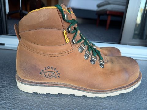 Photo by beerdlife on March 5, 2026 of the Jim Green Razorback Composite Toe in Fudge Crazy Horse.