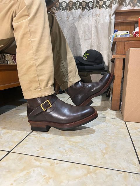 Photo by Caktranaruci on August 31, 2025 of the Junkard 10,5" Engineer Boots in Indonesian Dark Brown Pull Up.