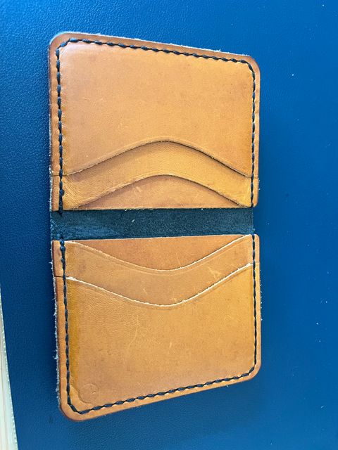 Photo by tomsbarkingdogs on March 4, 2026 of the One Star Leather Goods 6 Pocket Horizontal Learher Wallet in Horween Black/Yellow Buttero.