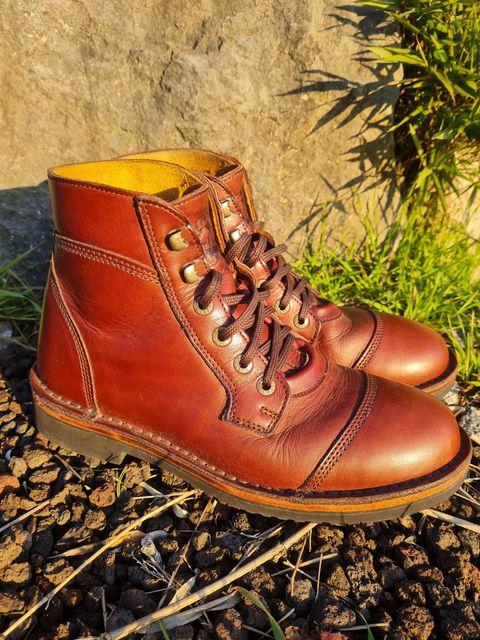 Photo by Dennis on December 1, 2024 of the Jim Green Numzaan in Jim Green Walnut Veg Tan.