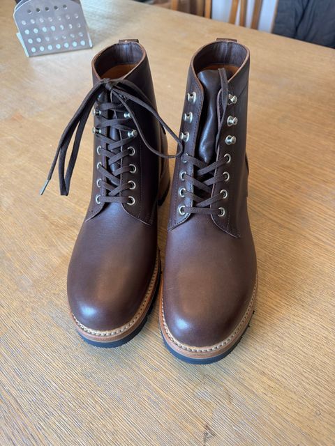 Photo by lemoncurry on July 20, 2026 of the Saddleback Leather Company Huntsman in Dark Coffee Brown Veg Tan Leather.