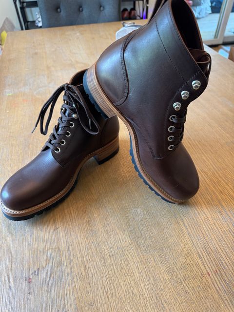 Photo by lemoncurry on July 20, 2026 of the Saddleback Leather Company Huntsman in Dark Coffee Brown Veg Tan Leather.