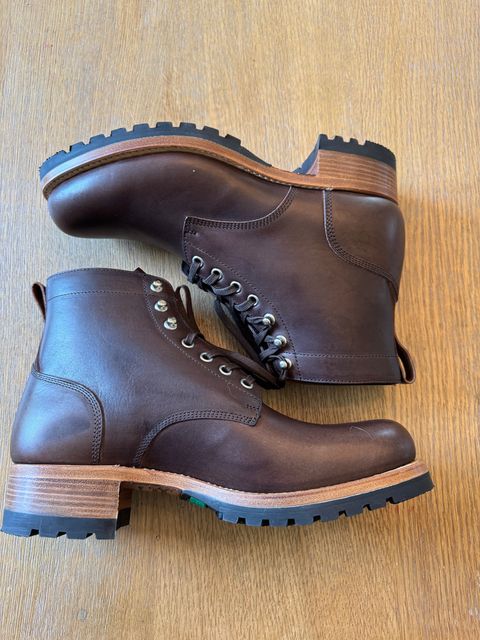 Photo by lemoncurry on July 20, 2026 of the Saddleback Leather Company Huntsman in Dark Coffee Brown Veg Tan Leather.