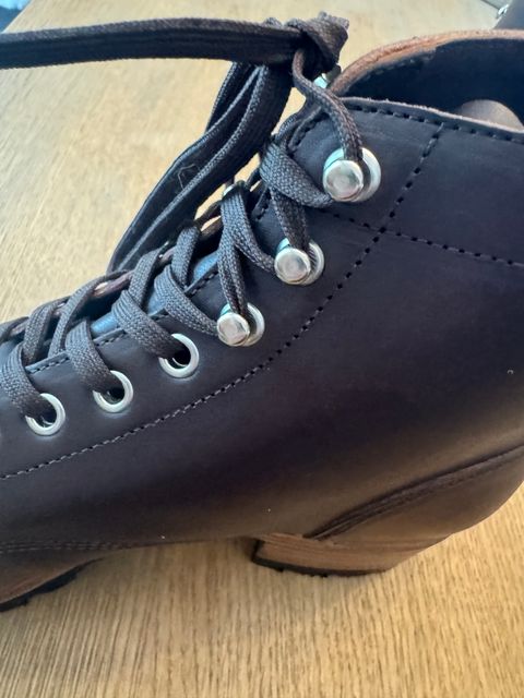 Photo by lemoncurry on July 20, 2026 of the Saddleback Leather Company Huntsman in Dark Coffee Brown Veg Tan Leather.