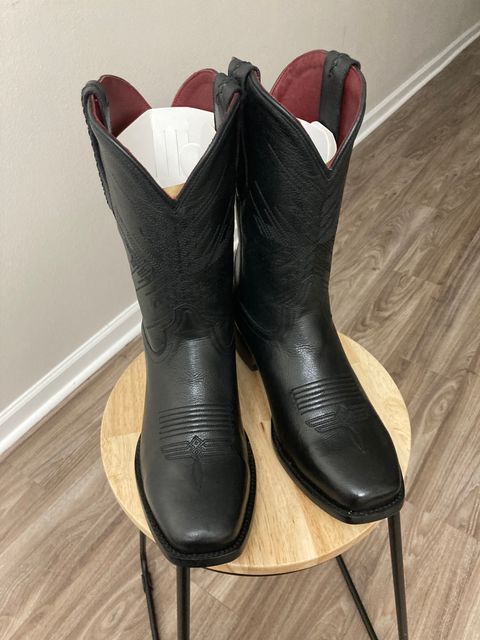 Photo by PancakeFactor1 on February 23, 2025 of the Chisos No. 2 in Chisos / Magic Black Cowhide.