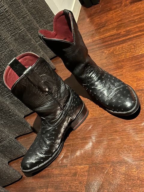 Photo by Huntsman on October 1, 2023 of the Chisos No. 1 OST in Full Quill Ostrich & Cowhide Shafts.
