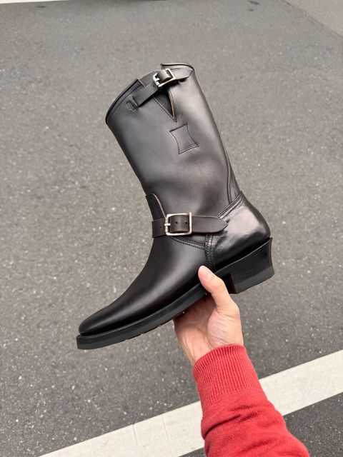 Photo by ericjohanes on December 20, 2025 of the Clinch Engineer Boots 11-Inch Height in EQ Black Teacore Horsebutt.