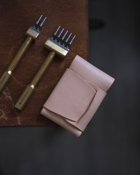 Photo by architectleather on August 30, 2024 of the Architectleather Stitchless magician Wallet in Conceria Walpier Natural Buttero.