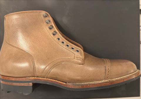 Photo by Pedro on January 6, 2025 of the Viberg Service Boot BCT in Maryam Taupe TPR Horsebutt.