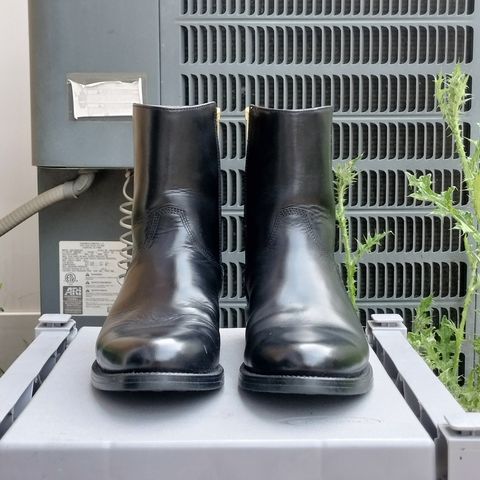 Photo by StuntTriple on April 25, 2026 of the Grant Stone Grant Stone / Elias Side-Zip in Horween Black Chromexcel.