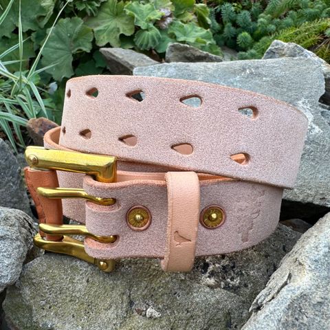 Photo by Mister_Brue on October 5, 2025 of the Pigeon Tree Double Prong Quick Release Belt in Hermann Oak Natural Roughout.