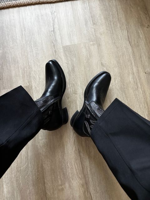 Photo by Skinnylegend on April 17, 2026 of the Rolling Dub Trio Loro Zip in Black Horse Front #1020 & Goat Skin.
