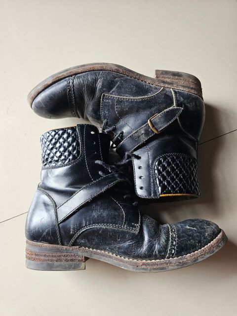 Photo by ramadhan on February 5, 2026 of the Minen Leather Custom Model in Indonesian Black Pull Up.