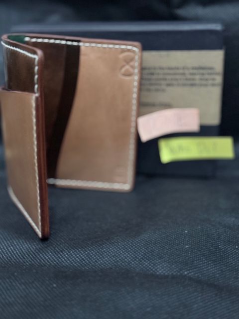Photo by GOGOGO97 on October 1, 2025 of the SYH GOODS Kaarka Folded Extra Slot Money in Brown Marbled Rocado Shell Cordovan & Shinki Natural Shell Cordovan.