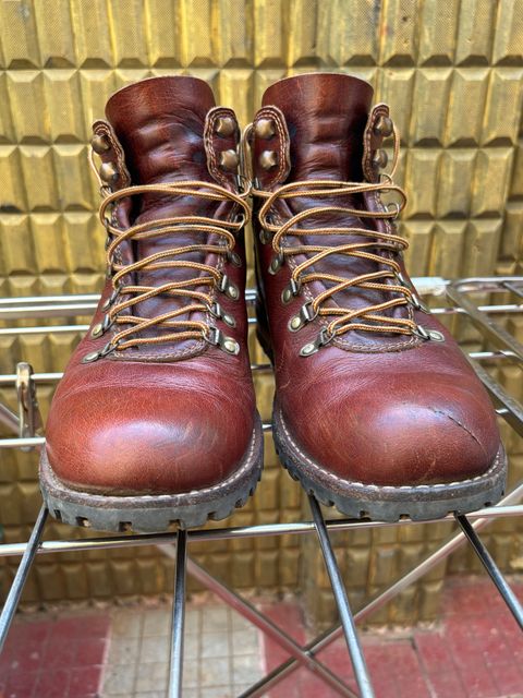 Photo by (deleted user) on January 3, 2025 of the Craft & Glory Hike Boots in Full Grain Waxed Water Buffalo.