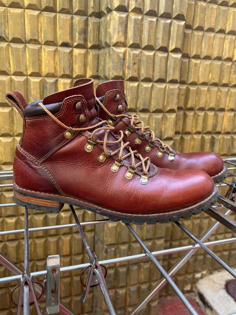Photo by (deleted user) on January 3, 2025 of the Craft & Glory Hike Boots in Full Grain Waxed Water Buffalo.