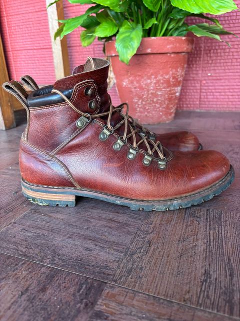 Photo by (deleted user) on February 3, 2025 of the Craft & Glory Hike Boots in Full Grain Waxed Water Buffalo.
