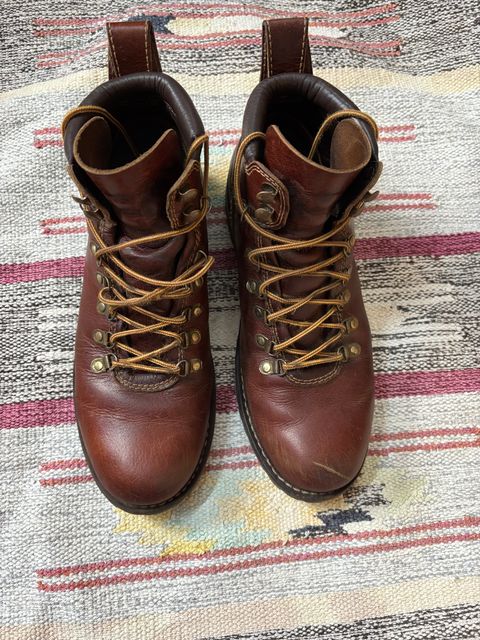 Photo by (deleted user) on April 4, 2025 of the Craft & Glory Hike Boots in Full Grain Waxed Water Buffalo.