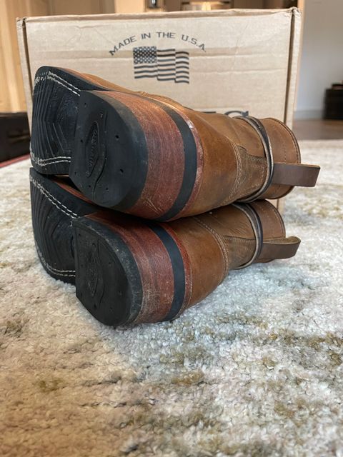 Photo by indigo_flame on September 12, 2024 of the Nicks Robert in Horween Orange Predator.