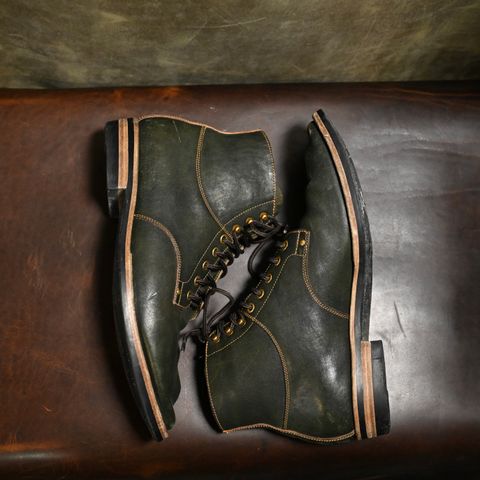 Photo by pink on February 5, 2026 of the Østmo x Iron Boots Drop 12: Type I in Maryam Dark Green Hand-Dyed Horsehide.