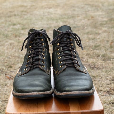 Photo by pink on March 5, 2026 of the Østmo x Iron Boots Drop 12: Type I in Maryam Dark Green Hand-Dyed Horsehide.